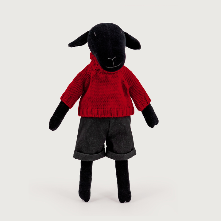 MAIA THE SHEEP - L: With creme pullover and black jeans / Beige