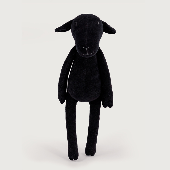 MAIA THE SHEEP - L: With creme pullover and black jeans / Beige