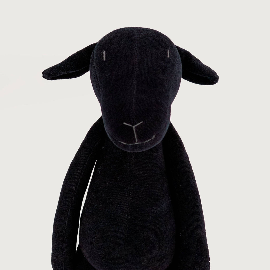MAIA THE SHEEP - L: With creme pullover and black jeans / Beige