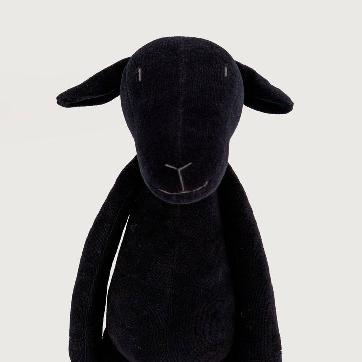 MAIA THE SHEEP - L: With creme pullover and black jeans / Beige