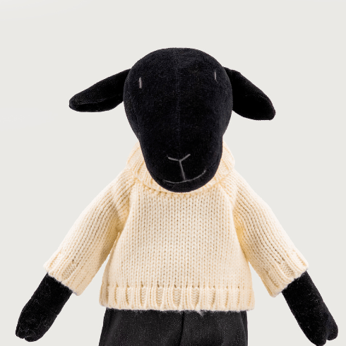 MAIA THE SHEEP - L: With creme pullover and black jeans / Beige