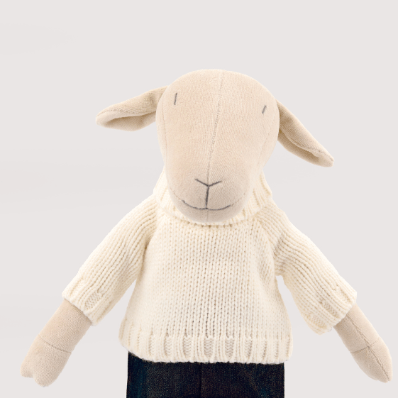 MAIA THE SHEEP - L: With creme pullover and black jeans / Beige