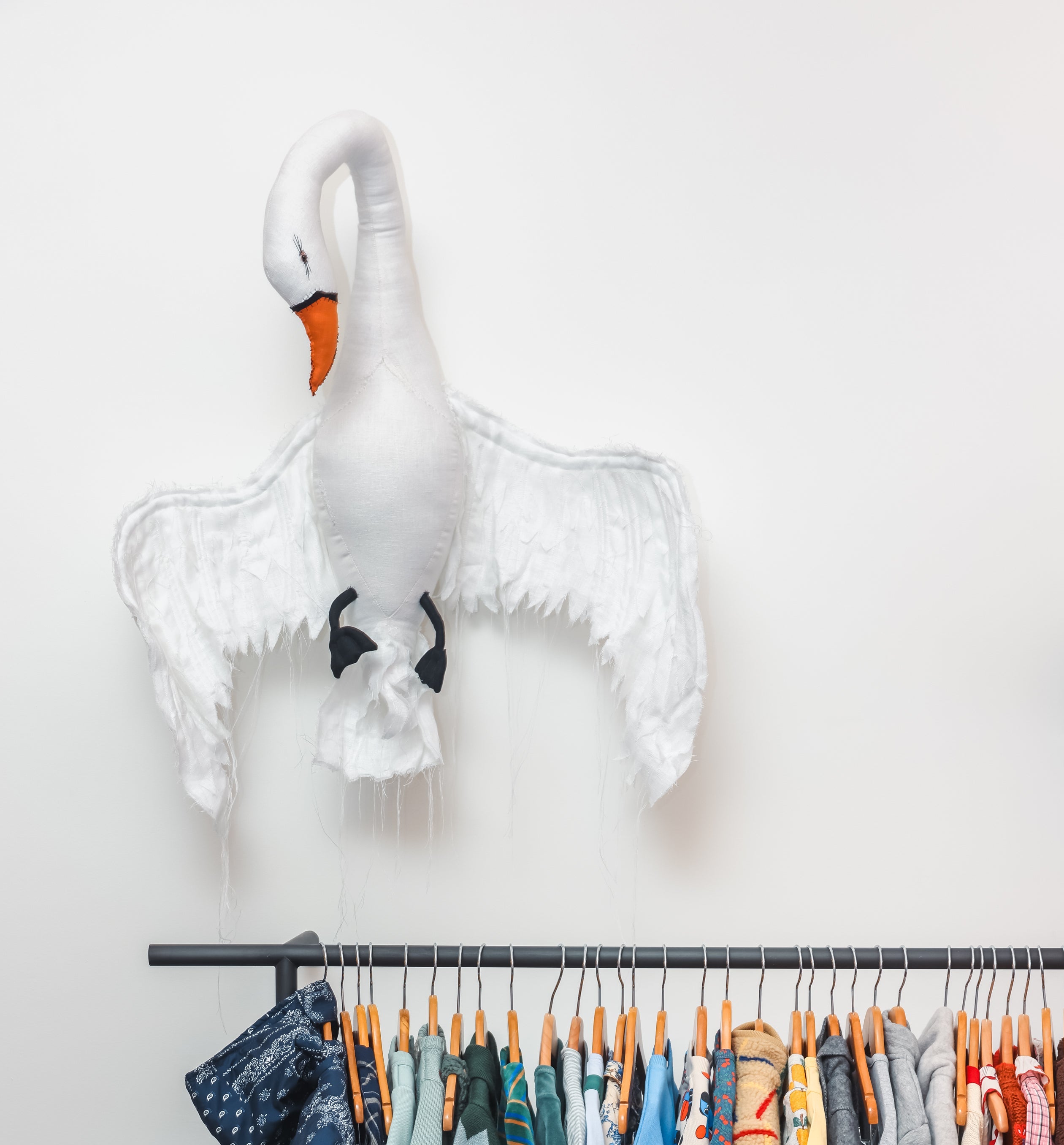 Tamar Mogendorff(タマル　モーゲンドルフ）　スワンオブジェ Tamar Mogendorff Wall Mounted Swan in White | Yoya NYC – Yoya Inc.