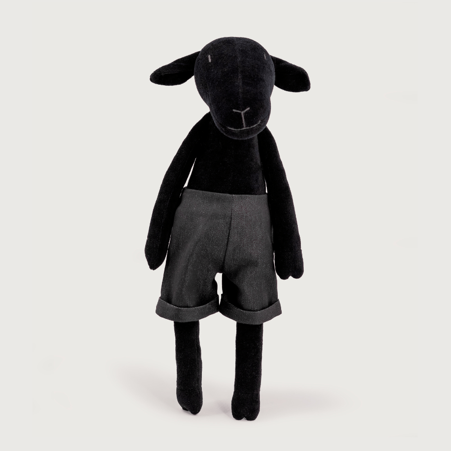 MAIA THE SHEEP - L: With creme pullover and black jeans / Beige