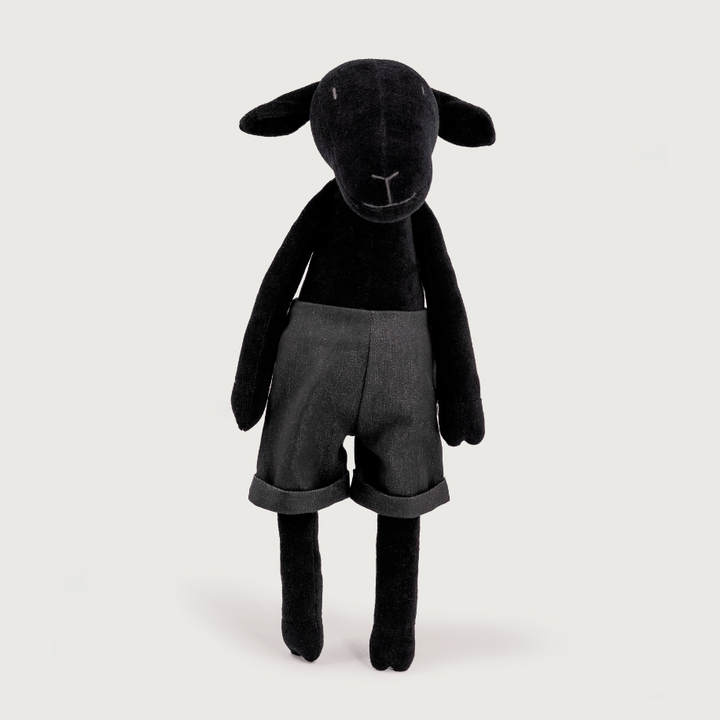 MAIA THE SHEEP - L: With creme pullover and black jeans / Beige
